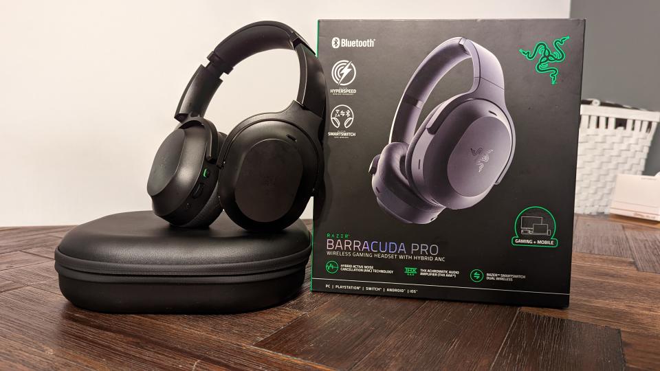 The Razer Barracuda Pro headset with packaging and pouch (Photo: Yahoo Gaming SEA)