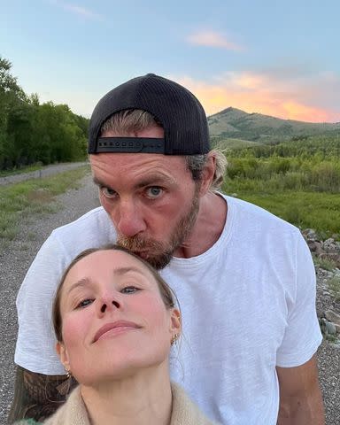 <  p>  Kristen Bell/Instagram <  /p>  Kristen Bell takes a selfie with her husband, Dax Shepard