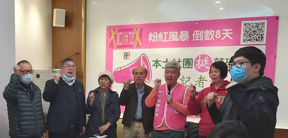 東奧正名公投領銜人紀政、張燦鍙、公投護台灣聯盟總召蔡丁貴、制憲基金會副執行長張俊龍、台灣公民參與協會理事長何宗勳等人，今天在立法院舉行「毋通閣放蕃薯落塗爛、本土社團挺藻礁公投」記者會。   圖：台灣公民參與協會提供