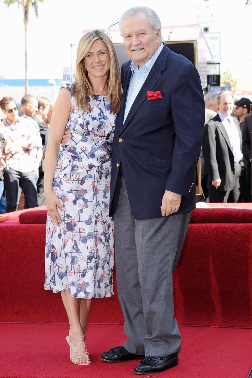 Actrice Jennifer Aniston en haar vader John Aniston poseren als Jennifer Aniston wordt geëerd met een ster op de Hollywood Walk of Fame op 22 februari 2012 in Hollywood, Californië.