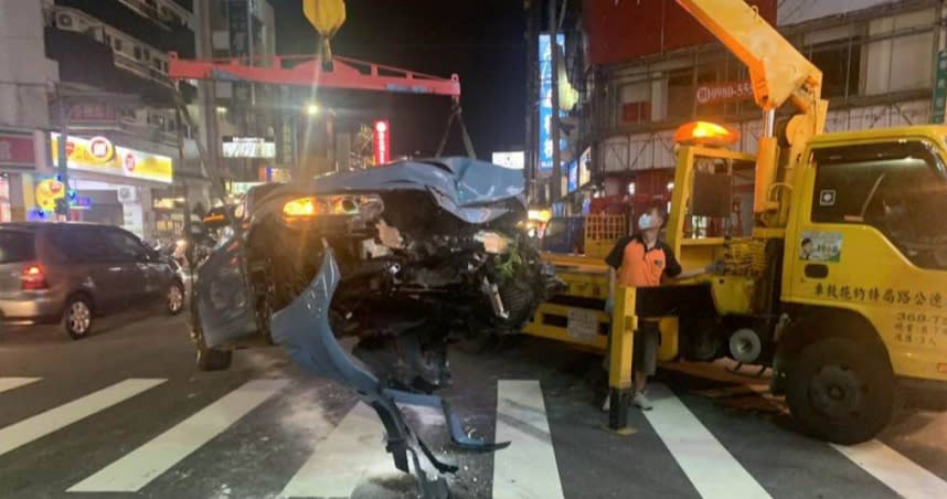 中市藍姓男子駕駛BMW車直衝對向車道釀連環車禍，肇事車輛車頭面目全非。（圖／民眾提供）