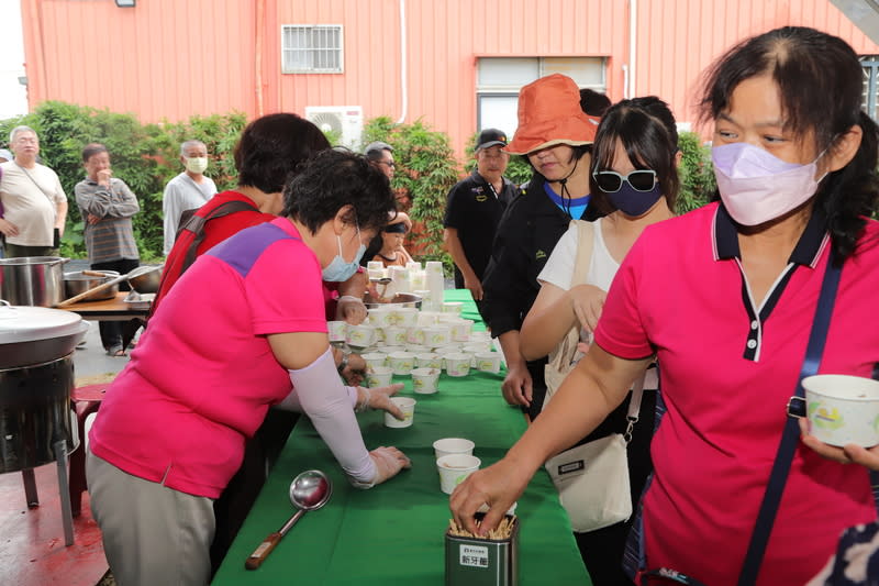 嘉義番路柿子季  遊客排隊喝「柿霜雞湯」 嘉義縣番路鄉柿子節活動邁入第2週，今年農會特別 研發冬令進補聖品「柿霜雞湯」，15日提供民眾無限 量品嚐，現場大排長龍。 中央社記者蔡智明攝  112年10月15日 