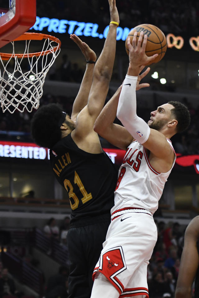 Mitchell scores 32 points, Cavaliers roll past Bulls 128-96