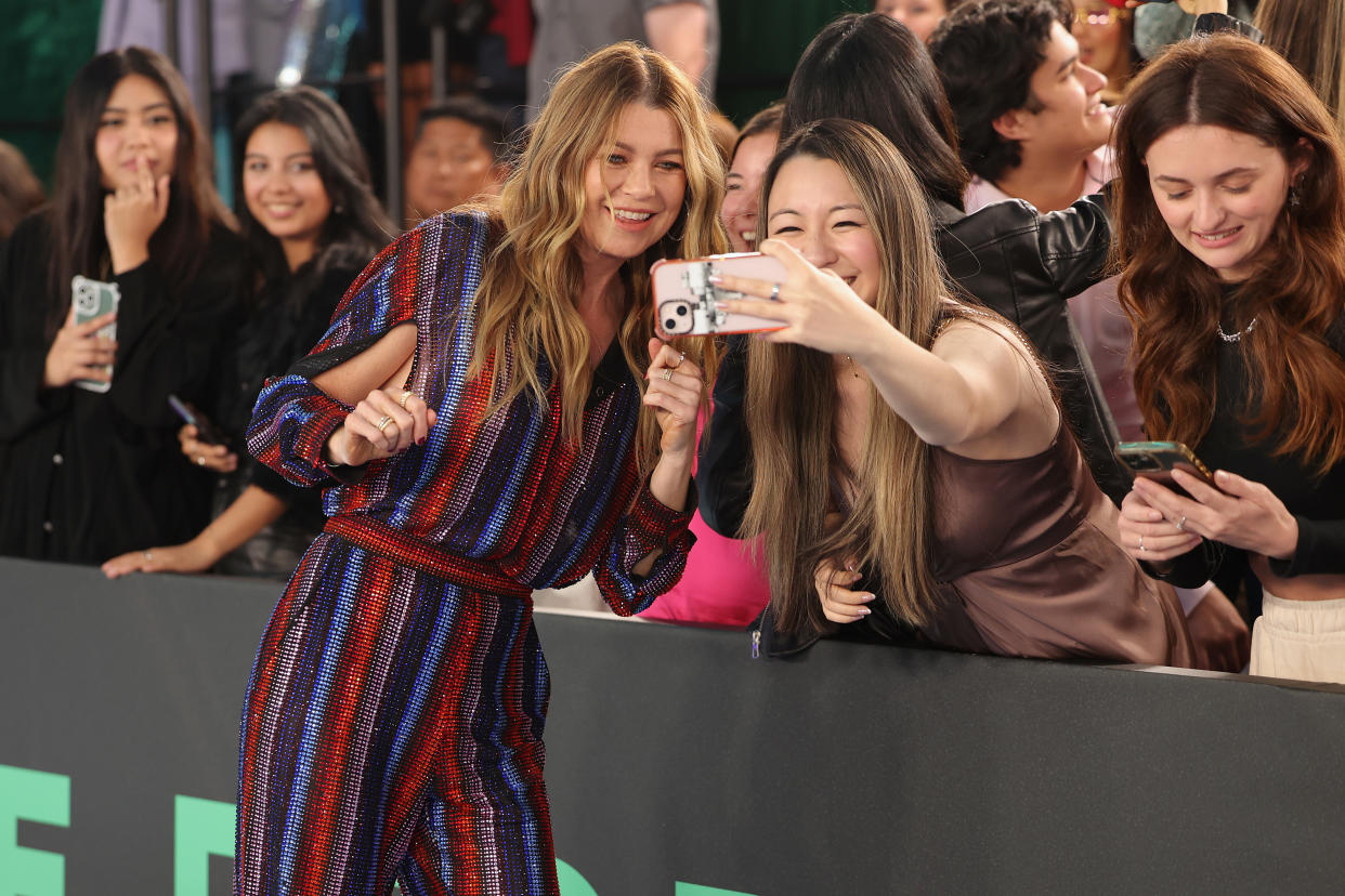 Ellen Pompeo fotografiándose con los fans en los People's Choice Awards. (Photo by Chris Polk/E! Entertainment/NBC via Getty Images)