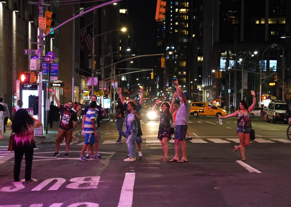 El corte de luz fue tomado con filosofía por los neoyorquinos. (TIMOTHY A. CLARY/AFP/Getty Images)