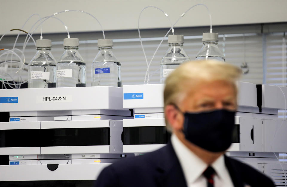 El presidente de los Estados Unidos, Donald Trump, usa una mascarilla protectora durante un recorrido por el Centro de Innovación de Fujifilm Diosynth Biotechnologies, una planta de fabricación farmacéutica donde se están desarrollando componentes para una posible vacuna contra la enfermedad por coronavirus (COVID-19), candidata Novavax, en Morrrisville, Carolina del Norte. Estados Unidos, 27 de julio de 2020. REUTERS / Carlos Barria TPX IMÁGENES DEL DÍA