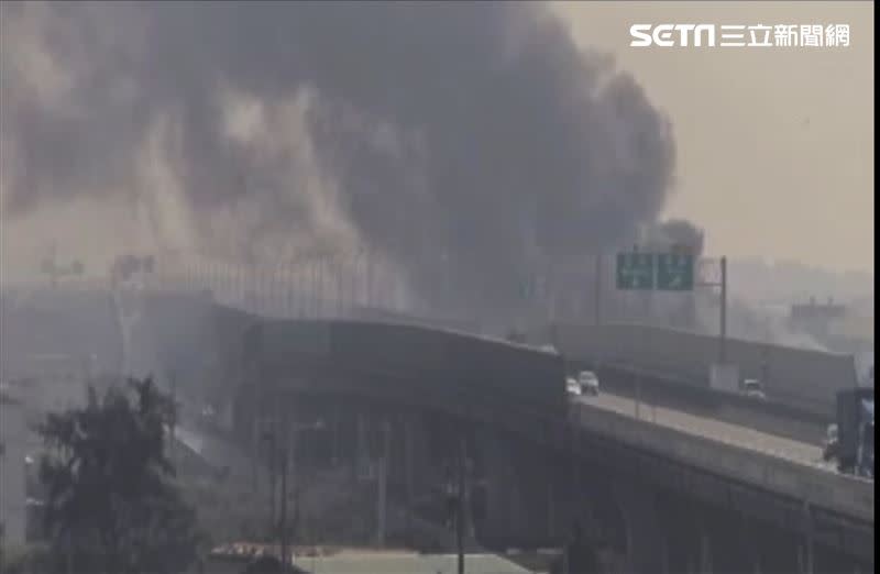 彰化塑膠工廠發生大火，大量濃煙竄出，由於緊鄰台61線185K處近王功路段，濃煙一度影響行車視線。（圖／翻攝畫面）