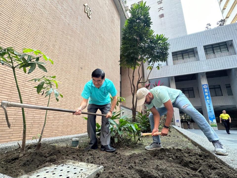楊俊毓校長認養一小塊花圃，親自鬆土、栽種植物，過程中還吸引了路過同學主動來幫忙。（記者王正平攝）