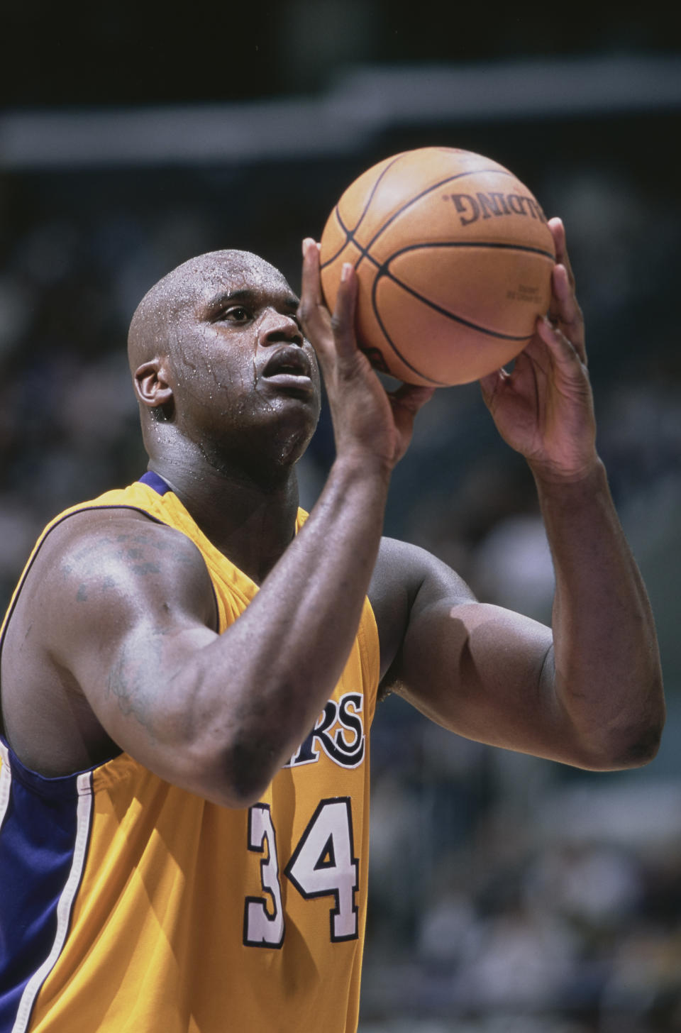 Shaq getting ready to throw his basketball shot