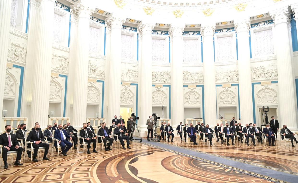 <span class="caption">Aspecto de la reunión de Vladimir Putin con círculos de empresarios el 24 de febrero de 2022 en el palacio del Kremlin, Moscú.</span> <span class="attribution"><a class="link " href="http://en.kremlin.ru/events/president/news/67846/photos/67692" rel="nofollow noopener" target="_blank" data-ylk="slk:Kremlin.ru;elm:context_link;itc:0;sec:content-canvas">Kremlin.ru</a></span>
