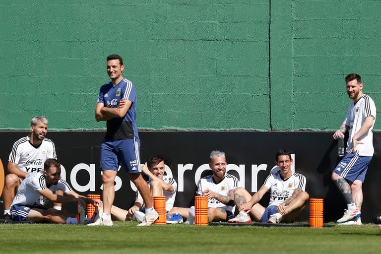 Agüero, Pezzella, Lo Celso, Otamendi, Di María y Messi, junto con Scaloni, durante la Copa América 2021 en Brasil 