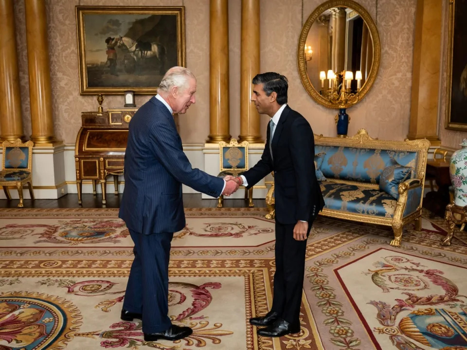 25 octobre 2022 : le roi Charles III accueille Rishi Sunak lors d'une audience au palais de Buckingham, où il invite le chef nouvellement élu du Parti conservateur à devenir Premier ministre et à former un nouveau gouvernement (AP)