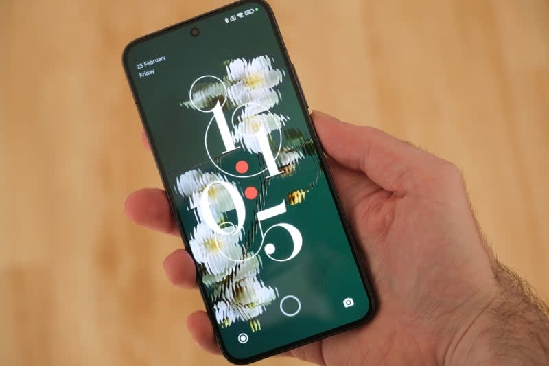 With its 6.3-inch screen, the Xiaomi 14 is big enough to enjoy content on, but also small and light enough (193 g) to fit comfortably in a pocket. Xiaomi's lock screen designs meanwhile have a strong similarity to their iPhone counterparts. Coman Hamilton/dpa