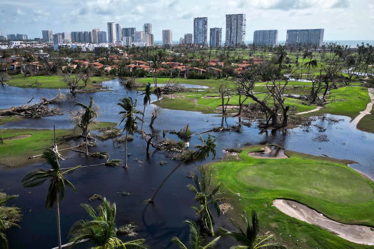 Un campo de golf rodeado de escombros después del huracán Otis en 