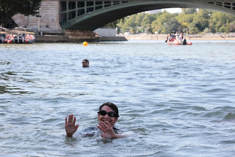 La alcaldesa Anne Hidalgo nada en el Sena para demostrar que el río no está contaminado