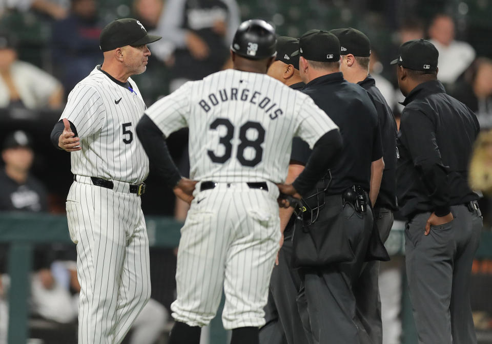 CHICAGO, IL – 23 DE MAYO: Pedro Grifol (5) de los Medias Blancas de Chicago discute con los árbitros después de que un pop out de Andrew Benintendi (23) de los Medias Blancas de Chicago fuera declarado doble play sin asistencia después de la interferencia de Andrew Vaughn (25). de los Medias Blancas de Chicago después de un partido contra los Orioles de Baltimore el 23 de mayo de 2024 en el Guaranteed Rate Field en Chicago, Illinois.  (Foto de Melissa Tamez/Icon Sportswire vía Getty Images)