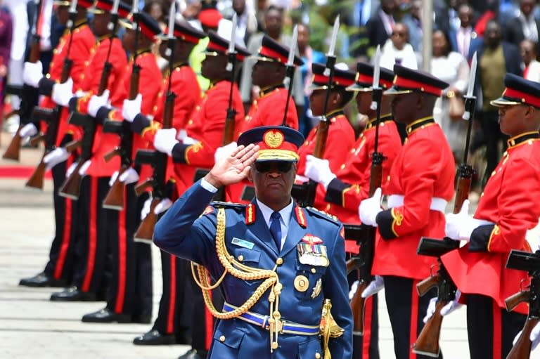 Le chef des armées kényanes, le général Francis Omondi Ogolla, lors d'une cérémonie officielle, à Nairobi le 31 octobre 2023 (TONY KARUMBA)