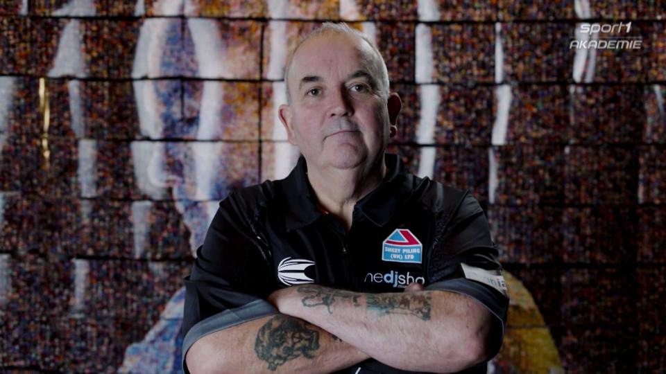 "Ihr habt eine gute kleine Gruppe zusammen", sagt Rekord-Spieler Phil Taylor über die Deutschen bei der Darts-WM. "Speziell Gabriel Clemens spielt richtig gut." (Bild: Sport1)