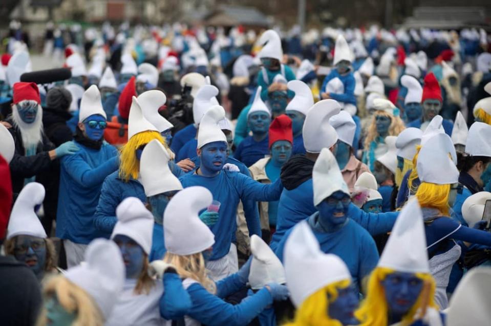 Des personnes déguisées en Schtroumpfs, le 25 mars 2023, à Landerneau, dans le Finistère. - FRED TANNEAU / AFP