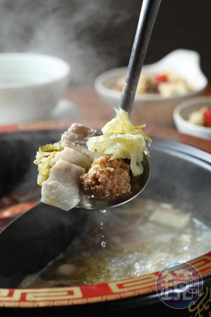 鴛鴦鍋的白鍋可選來自「金稻子」配方的酸菜白肉鍋。（鍋底150元／人）