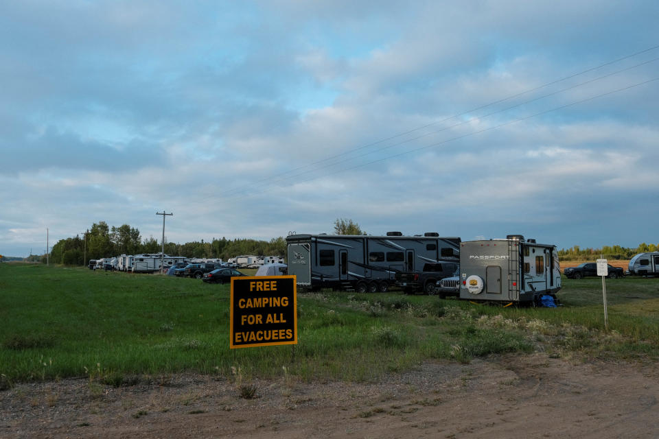 <p>A view shows a campsite set up in a field for evacuees, after an evacuation order was declared due to the proximity of a wildfire in Yellowknife, outside of High Level, Alberta, Canada August 18, 2023.</p> 
