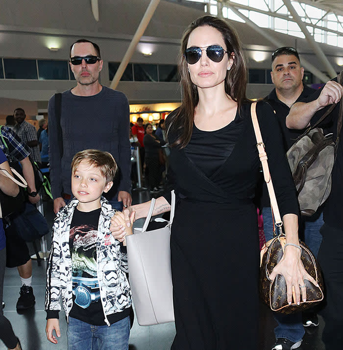 Angelina Jolie con su hermano James Haven y sus hijos