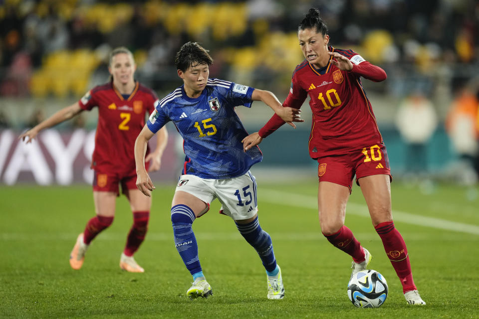 Jennifer Hermoso de España y Aoba Fujino de Japón  (Foto Jose Breton/Pics Action/Nurfotovia Getty Images)