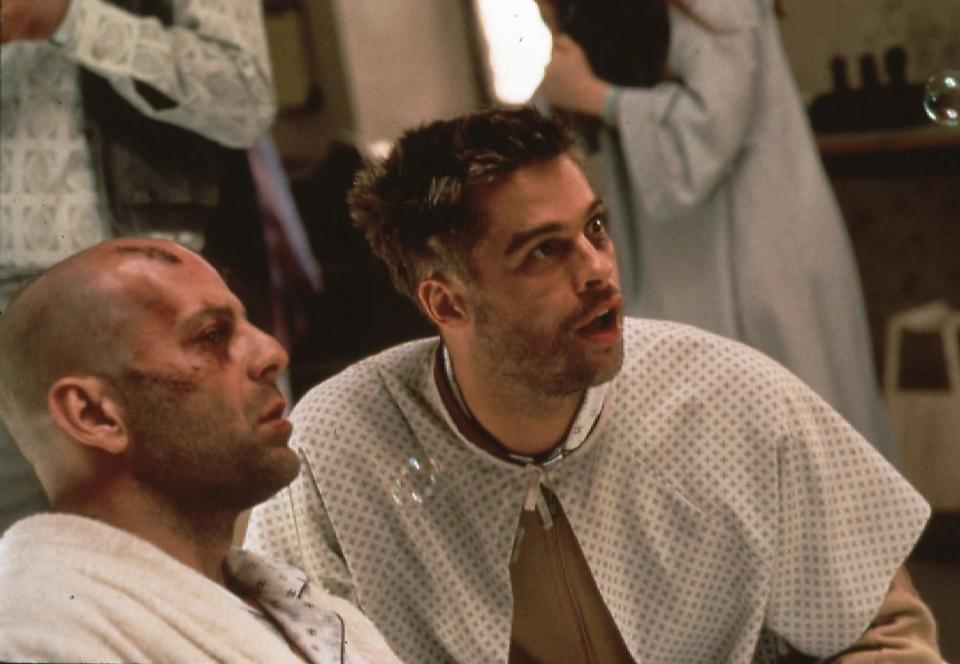 Bruce Willis (links) soll es in "12 Monkeys" (1995) richten und quer durch die Zeit reisen, um die Apokalypse aufzuhalten: Terry Gilliams verstörende Odyssee ist eine virtuose Collage von Bildern, Tragödien und abgründigen Typen. Einer dieser Typen ist Jeffrey Goines, der sich in psychatrischer Behandlung befindet. Für die Leistung gab's den Golden Globe sowie eine Oscar-Nominierung für Pitt. (Bild: Concorde)