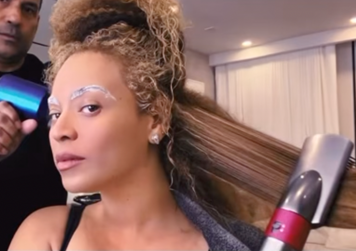 <h1 class="title">beyonce hair care routine</h1><cite class="credit">Instagram/[@beyonce](https://www.instagram.com/beyonce/), [@cecred](https://www.instagram.com/cecred/?hl=en#)</cite>