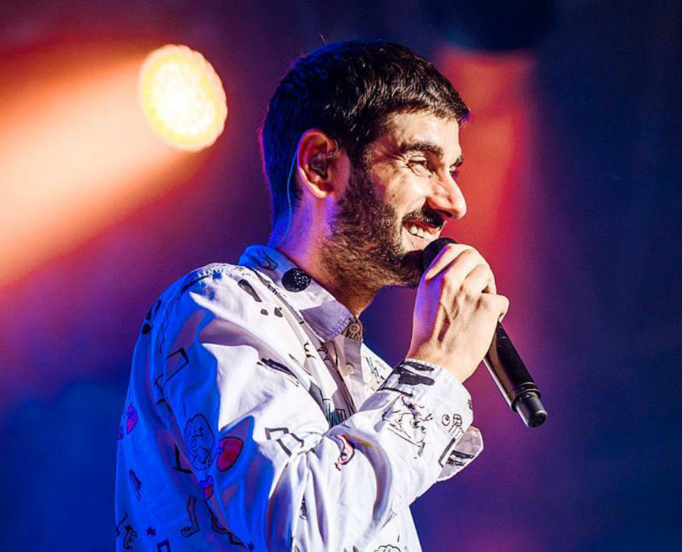 <p>En su rostro, esa preocupante pérdida de peso es evidente. Melendi luce una cara mucho más fina y alargada que hace un tiempo. (Foto: Instagram / <a rel="nofollow noopener" href="http://www.instagram.com/_melendioficial_/?hl=es" target="_blank" data-ylk="slk:@_melendioficial_;elm:context_link;itc:0;sec:content-canvas" class="link ">@_melendioficial_</a>). </p>