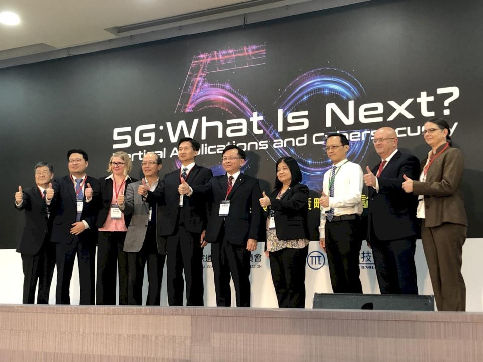 NCC代理主委陳耀祥10日在「5G 垂直應用實證與資安策略國際趨勢論壇」上，和NCC委員們及與會各國嘉賓合影。(吳琍君攝)