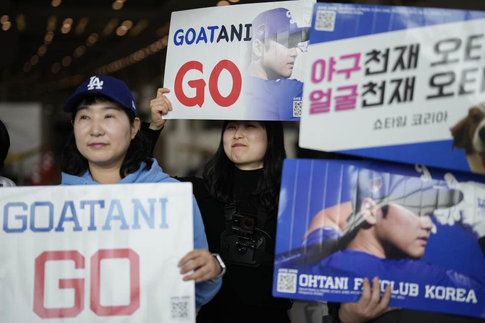 Seguidores del pelotero Shohei Ohtani de los Dodgers de Los Ángeles sostienen pancartas a la espera del arribo del equip en el aeropuerto Internacional Incheon el viernes 15 de marzo del 2024. (AP Photo/Lee Jin-man)