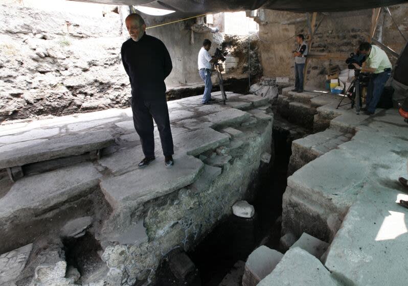 FILE - El arqueólogo mexicano Eduardo Matos Moctezuma se encuentra sobre una plataforma en el sitio arqueológico Templo Mayor en Ciudad de México, 6 de octubre de 2011. Eduardo Matos Moctezuma, quien encabezó la excavación del Templo Mayor azteca en Ciudad de México, ganó el premio Princesa de Asturias en la categoría de las ciencias sociales, anunció la fundación española que otorga los premios el miércoles 18 de mayo de 2022. (AP Photo/Marco Ugarte, File)