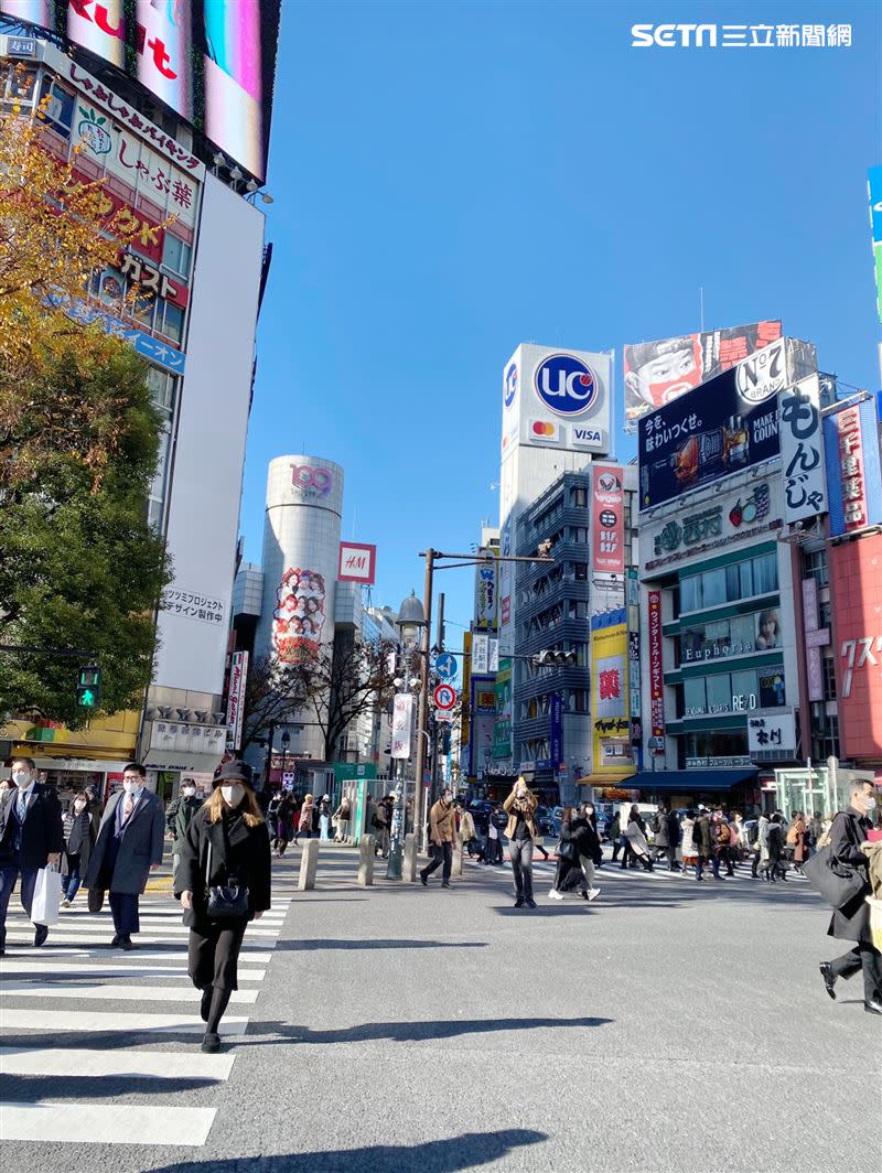 在東京澀谷街頭可以看到路上仍有不少行人。（圖／陳小姐提供）