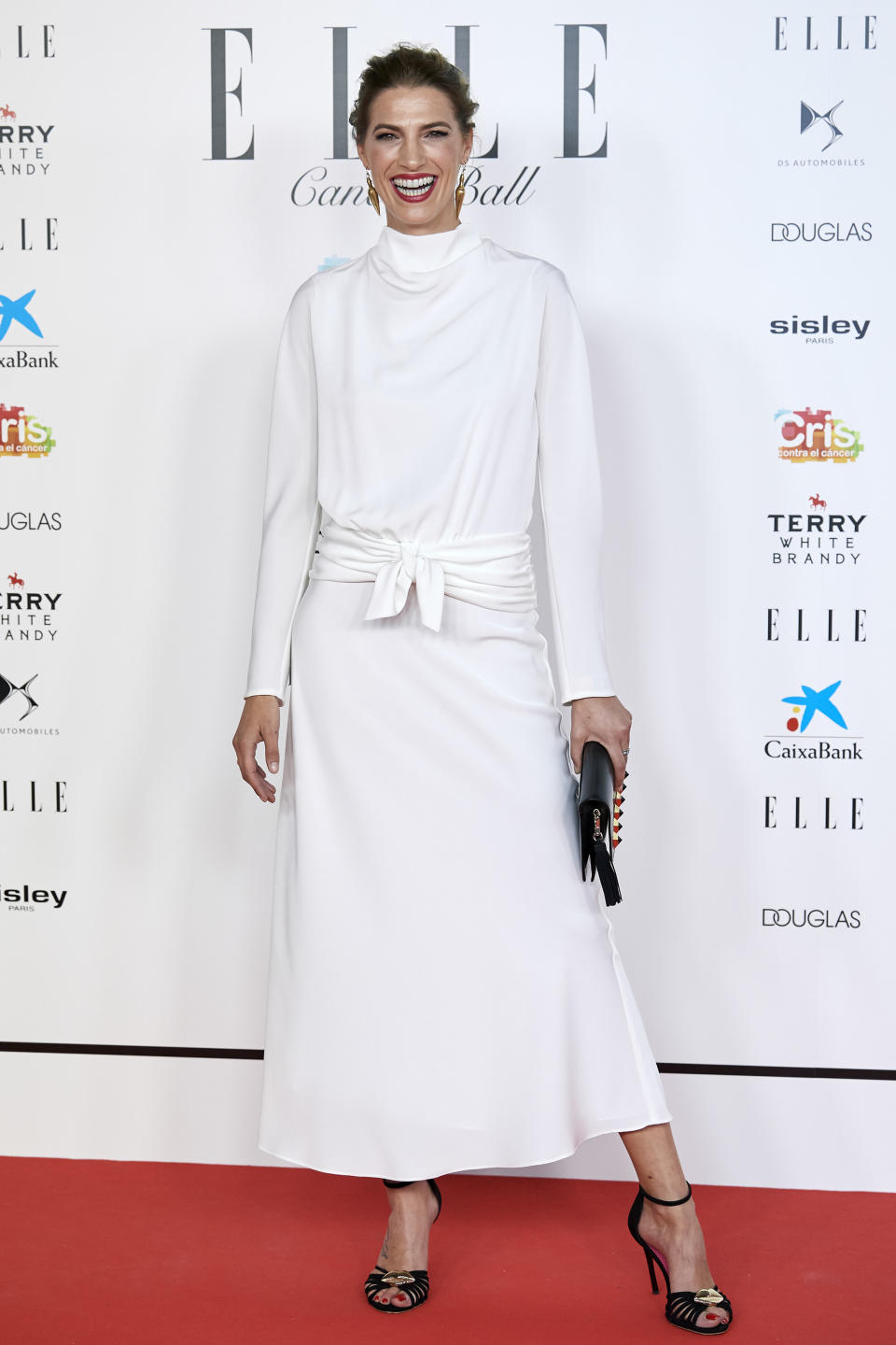 Con zapatos y vestidos de Pertegaz, así de elegante llegaba la modelo Laura Sánchez a la alfombra roja desplegada en el Hotel InterContinental de Madrid. (Foto: Carlos Álvarez / Getty Images).