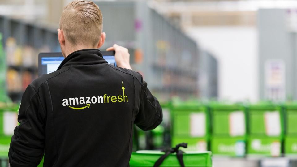 «Sortiment und Lieferung können aufgrund erhöhter Nachfrage vorübergehend eingeschränkt sein»: Auch Amazon muss dem Kundenansturm Tribut zollen.