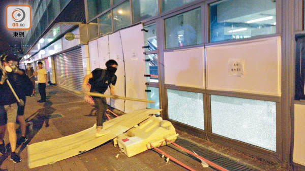 大圍<br>示威者擊碎港鐵站玻璃。（蔡高華攝）