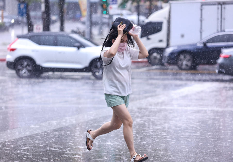 明日南部不定時有短暫陣雨或雷雨，中部、苗栗有局部短暫陣雨或雷雨，其他地區午後有局部短暫雷陣雨。（示意圖／資料照）