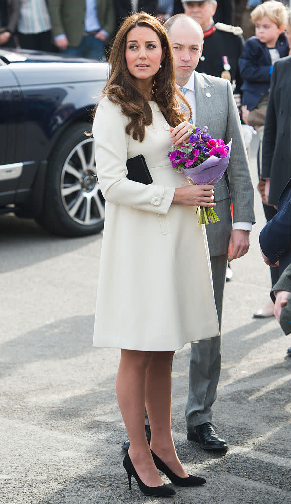 <p>Im März 2015 besuchte die Herzogin von Cambridge das Set der Fernsehserie Downton Abbey in einem cremefarbenen Jojo Maman Bébé Mantel, dazu trug sie eine Mulberry Clutch-Bag. Sie erwartete zu diesem Zeitpunkt Prinzessin Charlotte. [Foto: Getty] </p>