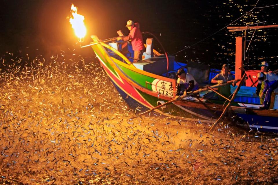 紀錄片「點燃希望漁火」奪休士頓國際影展短片類，最高榮譽雷米白金獎，僅存的富吉二六八號蹦火仔。（記者張上耕翻攝）