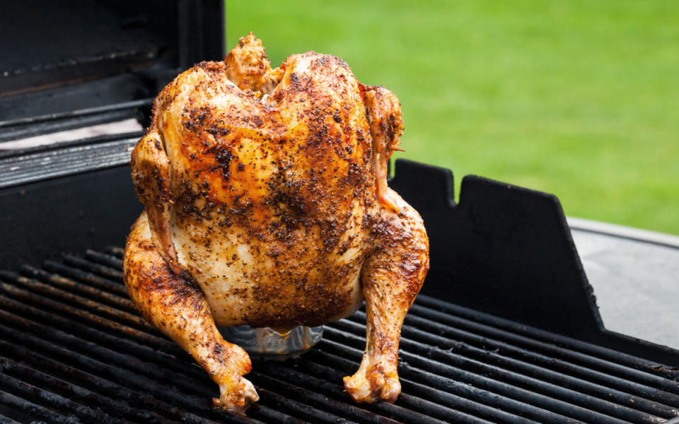 Pollo en lata de cerveza, una forma práctica de cocinarlo