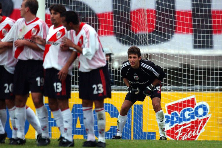 Martín Demichelis el 28 de abril de 2002 y el recordado partido ante Racing, en el que tuvo que reemplazar a Comizzo tras la expulsión; Pipino Cuevas terminó metiendo un gol legendario y el Millonario ganó