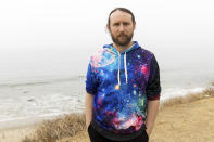 Mike Einziger, of the podcast "To Live and Die in LA," poses for a portrait on Thursday, June 17, 2021, in Malibu, Calif. (Photo by Willy Sanjuan/Invision/AP)