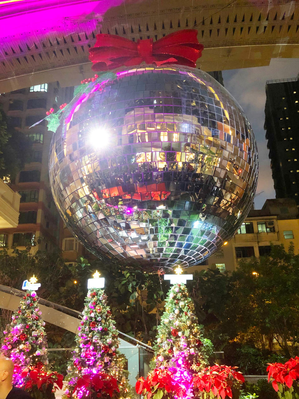 聖誕燈飾2022｜灣仔利東街Disco風派對聖誕燈飾率先開鑼！7米直徑巨型MirrorBall閃令令登場