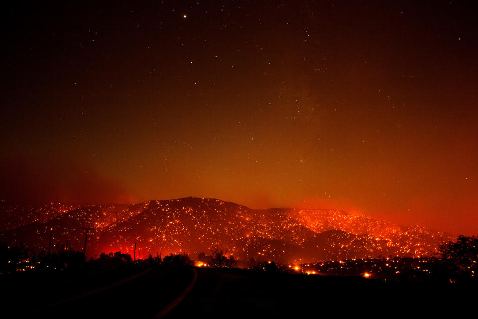 Esta fotografía muestra un incendio forestal en Juniper Hills, California, el viernes 18 de septiembre de 2020. (AP Foto/Ringo H.W. Chiu)