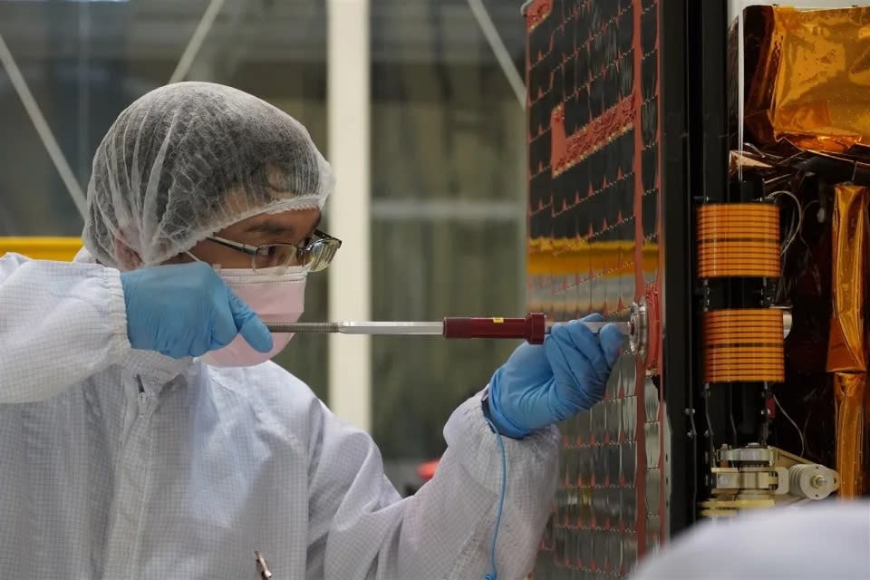 「獵風者衛星」採用立方體形狀，配置單側太陽能板，並裝載了由台灣學術研究界共同開發的「全球導航衛星系統反射訊號接收儀」（GNSS-R）。（圖片提供：國家太空中心）