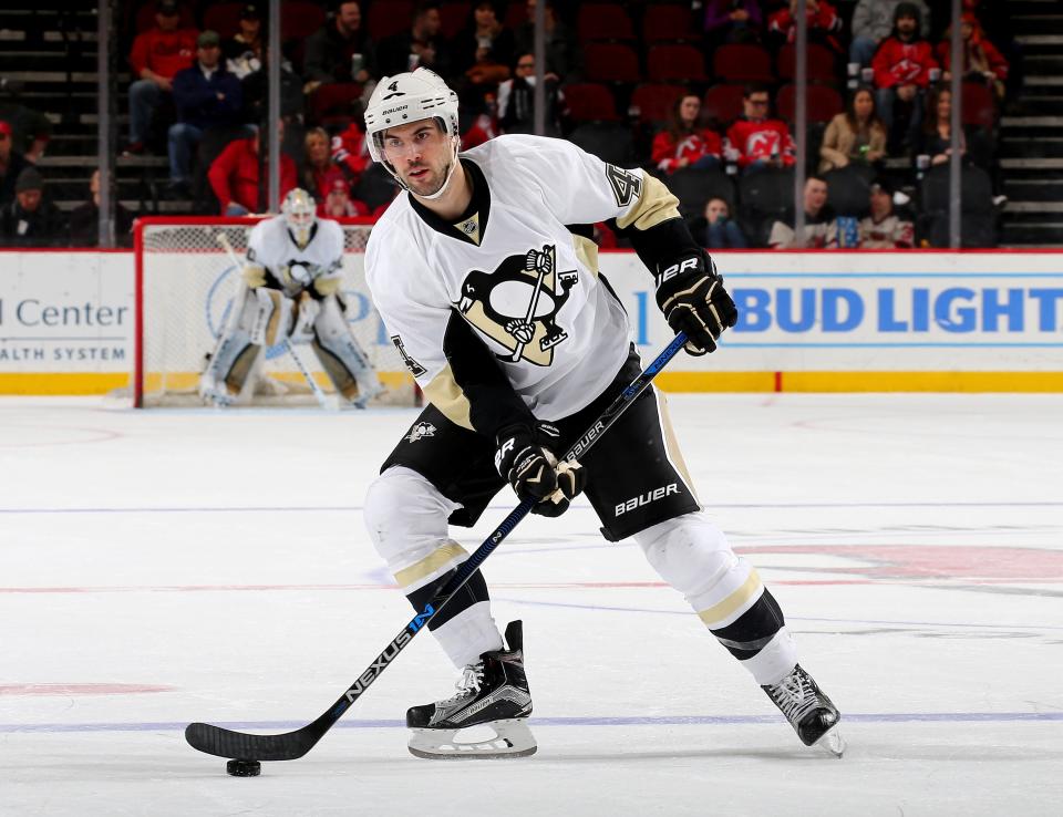 NEWARK, NJ - MARCH 06:  Justin Schultz #4 of the Pittsburgh Penguins looks to pass in the third period against the New Jersey Devils on March 6, 2016 at Prudential Center in Newark, New Jersey.The Pittsburgh Penguins defeated the New Jersey Devils 6-1.  (Photo by Elsa/Getty Images)