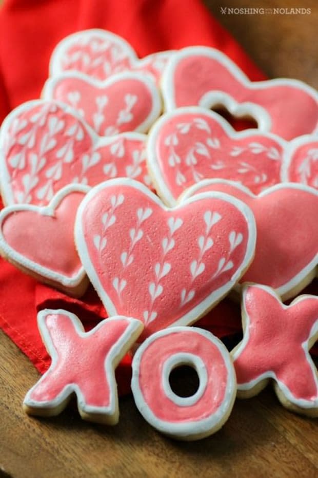 <p><a href="https://noshingwiththenolands.com/valentines-day-sugar-cookies/" rel="nofollow noopener" target="_blank" data-ylk="slk:Noshing With The Nolands;elm:context_link;itc:0;sec:content-canvas" class="link ">Noshing With The Nolands</a></p>