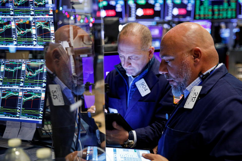 Les traders travaillent sur le parquet de la Bourse de New York (NYSE) à New York, États-Unis, le 29 novembre 2021. REUTERS/Brendan McDermid