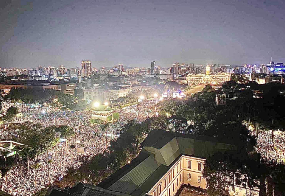 民眾黨搶下選前之夜的凱道會場，恐怖人潮也引起網路討論。(圖／取自柯文哲阿北粉絲後援會)